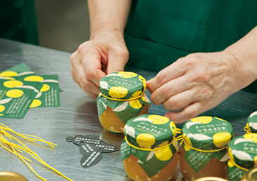 パッケージングも一つ一つ丁寧に手作業で。