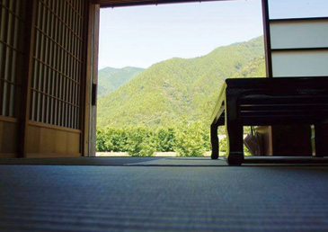 古民家を再生した、柚冬庵のカフェ部門「くるく」。室内から見る景色は、まるで一枚の絵のよう。県外から訪れるファンも多い。