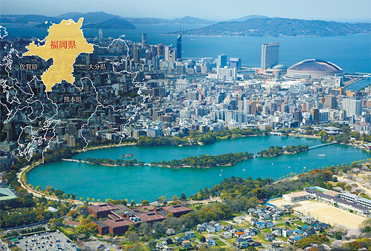 大濠（おおほり）公園上空から博多湾を望む（福岡県福岡市）