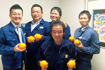 かんきつ類のブランド化に取り組むJAえひめ中央営農部果樹課課長の野中賢二さん(左から2人目)と果樹課のみなさん。