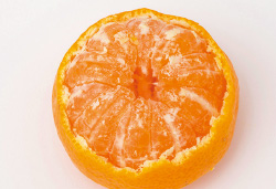 ヘタと裏側の外皮をそれぞれ丸く切り抜く。1カ所縦に外皮を切って、実をはがしていく。