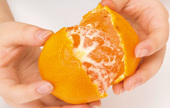 裏からヘタをつなぐ外周を切っていくと、きれいに実を取り出せる。