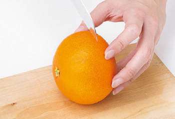 紅まどんなや伊予柑など比較的皮の薄いみかんはこちら。まず、上下半分にカットする。