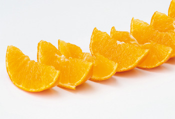 半分にしたら、さらに3～4等分のくし形切りに。