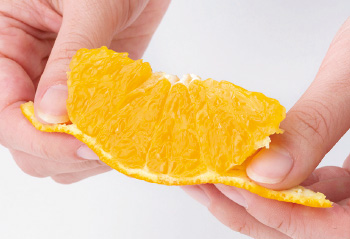 真ん中の白い部分を取れば完成。両端を持って開くようにすると食べやすい。