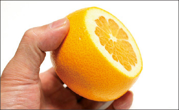 八朔など外皮が厚く実も硬いみかんはこちら。まず、上下の外皮を丸く切り取る。