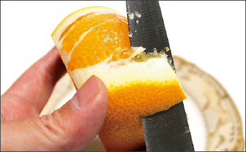 さらに、袋も少し削るようにして周りの外皮をむいていく。