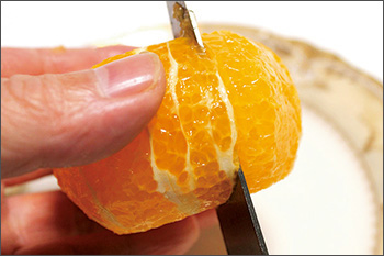 袋が気になる場合は、ナイフを房の袋に沿って入れていく。