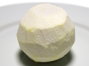 日向夏は袋の周りの白いワタもおいしく食べられるので多めに残す。