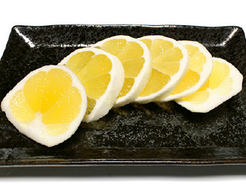 スマイルカットのように、くし形切りにして食べるといい。