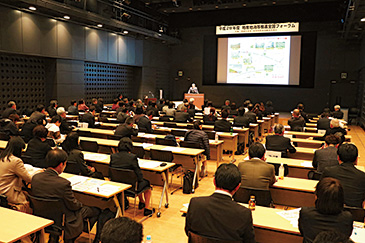 優良活動表彰・メニューコンテスト受賞者のスピーチや、審査委員のコメントなどが発表された全国フォーラムの様子。