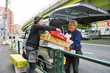 朝、社長自らトラックで市場へ。仕入れた花を店舗に運ぶ。通常月、水、金が切り花、火、木、土は鉢物を仕入れる。 ※仕入れ日は、地域や店舗によって違います。