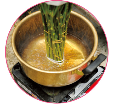 湯あげという作業を行う花もある。茎の端を熱湯に15~20秒つけてから、冷たい水へ移す。