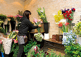 トゲや茎などの処理を終えたものを並べて、値札をつける。段差をつけて一本一本見えるように陳列。回転が早いため、並ぶ花は日々変わる。