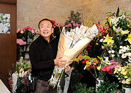 配達も重要な業務。ギフト用の花束はもちろん、生け花の稽古用の花なども届ける。