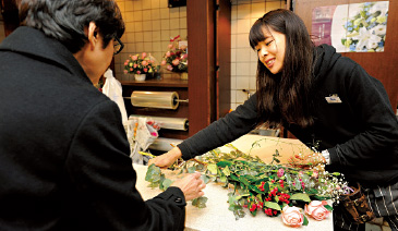 ニーズや予算に合った花を選ぶ。ここでは、お客様の「60代の母親の誕生日。3,000円で」の注文に対応。