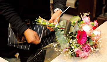 季節ならではの花を中心に9種をセレクト。丸いブーケにしていく。