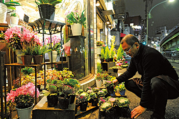 店外の鉢物を収容して施錠。通常19時~20時に閉店。