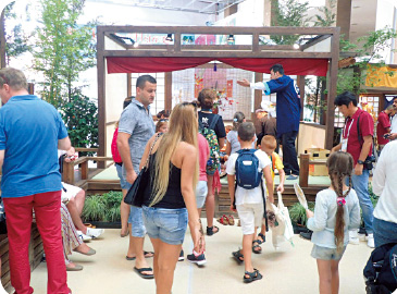 日本の展示に多くの来場者が詰めかけた。