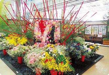 東北の花をふんだんに用い、被災地救援への感謝を表現した展示。