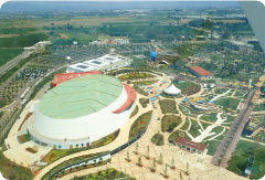 開会式にはトルコのエルドアン大統領が出席。112ヘクタールの会場に会期中450万人が来場した（主催者発表）。