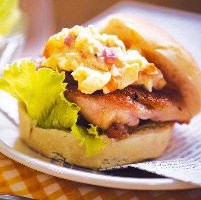 第5回「ご当地！ 絶品うまいもん甲子園」で農林水産大臣賞を受賞した、「紀州うめどりの親子バーガー ～カリカリ梅のタルタルソースを添えて～」。