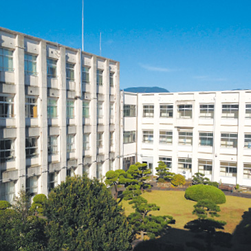 昨年度、創立100周年を迎えた神島高校。グラウンドの先には跡之浦（あとのうら）湾が広がっている。