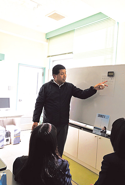 試作を食べては「おいしい！」と3人を励まし続けた那須正樹先生。