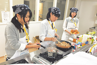 決勝大会で調理する3人。