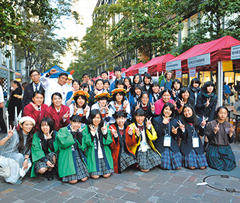 東京・丸の内で行われた実売イベント「ジャパンハーヴェスト2016」の参加者と記念撮影。