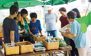 復興公営住宅での野菜の移動販売「くるまぁと」。