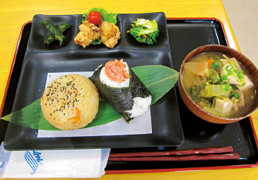 「おにぎり茶屋ちかちゃん」のランチメニュー「おにぎりプレート」。