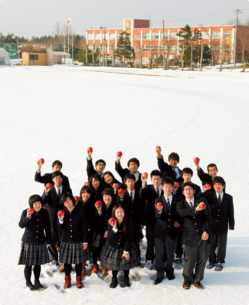 五所川原農林高校産のりんごでグローバルGAPの認証取得や中国での販売実習にチャレンジしたメンバー。