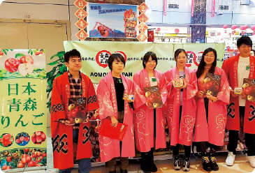 中国での販売実習。生徒たちは中国語と輸出実務の研修を経て、自ら書類を作成し現地に立った。