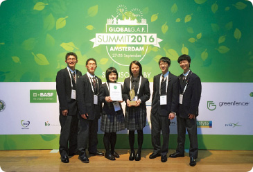 オランダで開かれたグローバルGAPアワードの授賞式には6人の生徒が出席した。