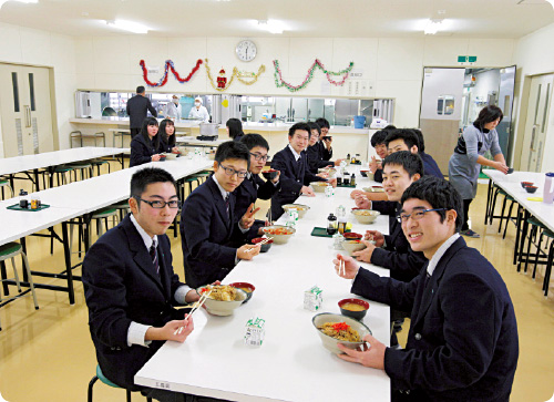 菊水寮内の食堂。農業経営者育成高校に指定されているため、生物生産科、生活科学科の生徒には入寮義務がある。