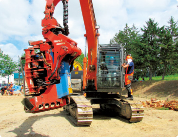 高性能の大型林業機械操作実習。森林資源を有効に活用できる人材を育てる。