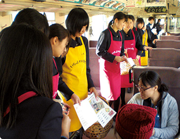 津軽鉄道の車内販売実習。生活文化の向上に寄与できる人材を育てる。