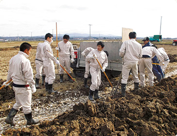 地下灌漑工事実習。環境と調和した活力ある地域をつくる人材を育てる。