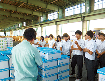 市場視察。津軽名産の「つがりあんメロン」や五農米などの栽培も重要な勉学の一つ。