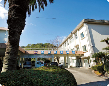 尾鈴山の麓、高鍋城址に建つ高鍋農業高校の校舎。大手門跡や校門前の水堀が今も残る。