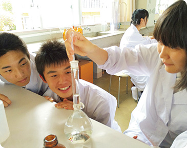 パン、ジャム、ハムなどの製造や食品の成分分析、衛生管理を学び、企業と共同開発も行う。写真は試薬の調整をしている様子。