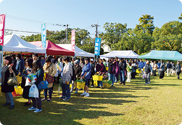 フードビジネス科では、生徒が丹精込めて育てた野菜など30種以上の商品を販売し、完売。