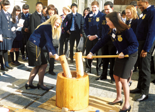 歓迎交流会では、餅つきや弓道体験を行った。