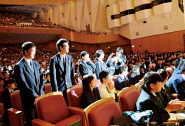 成績発表の様子