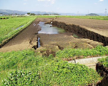 地震により陥没した水田に、雨水が溜まっている様子。