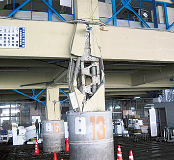 地震によりセリ場の支柱が損壊した「（株）熊本地方卸売市場」