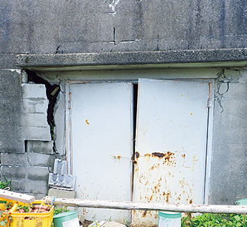 地震により倒壊した甘しょ貯蔵庫の外観