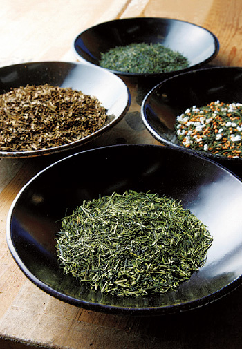 写真上から時計回りに煎茶、玄米茶、茎茶、ほうじ茶。撮影協力:製茶問屋山梨商店(静岡市)