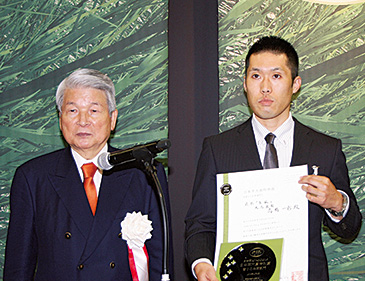 日本茶インストラクター協会主催の「日本茶AWARD」は消費者に選ばれる茶の発見・発信を目指すコンテストです。昨年12月に東京都で開催された第3回AWARDで丸高農園の煎茶は「日本茶大賞特別賞」を受賞しました。